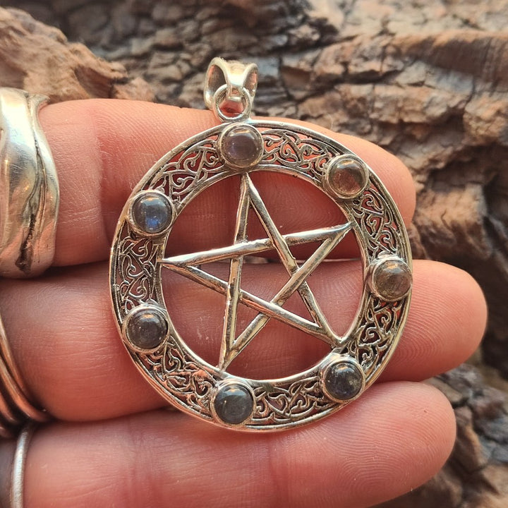 Ciondolo in Argento 925 con Pentagramma e 7 Pietre – Simbolo di Protezione e Armonia vista proporzionale