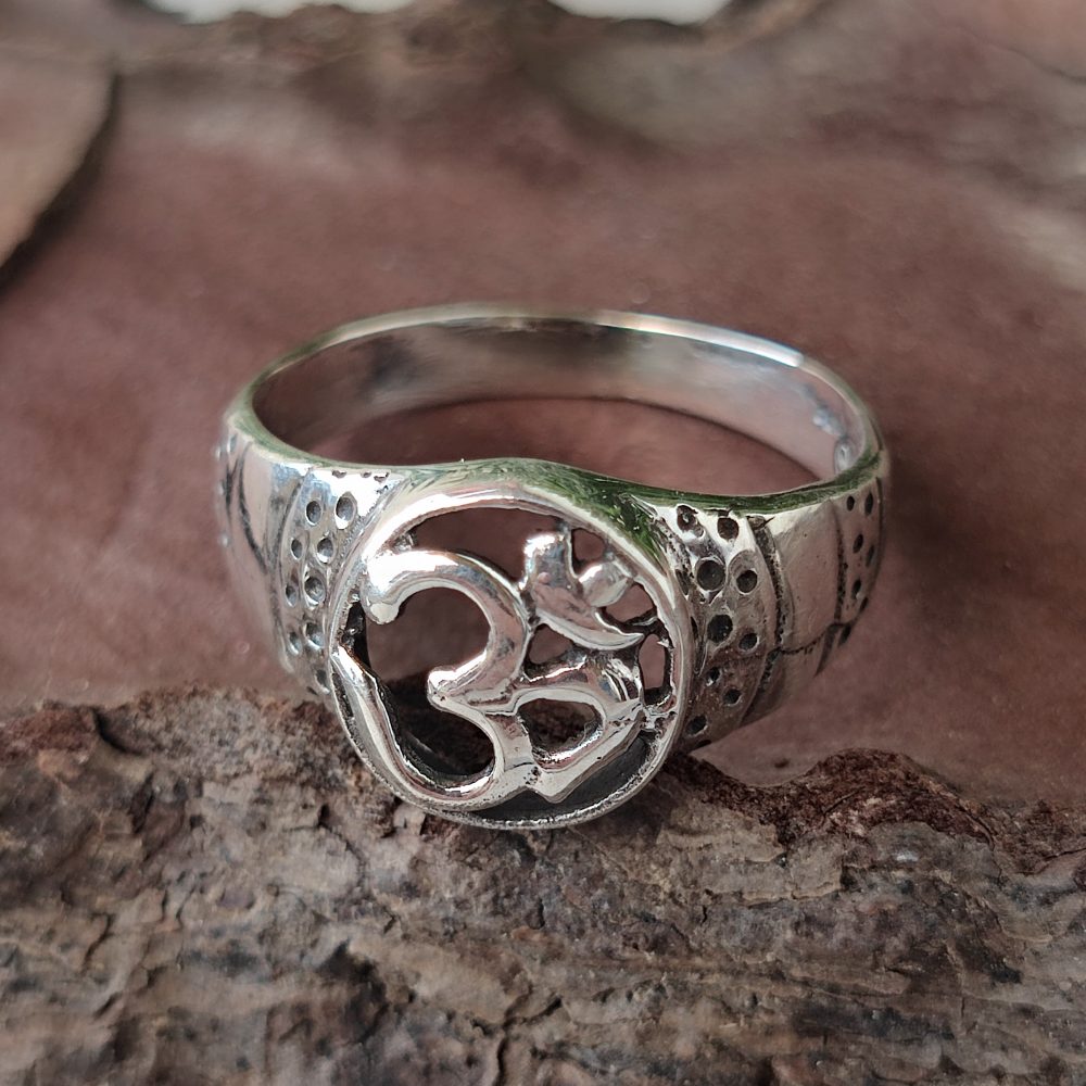Anello fascia in argento 925 con OM - ANANSOL
