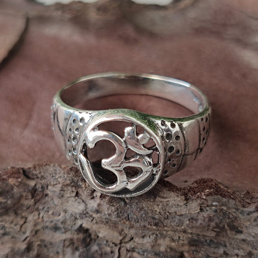 Anello fascia in argento 925 con OM - ANANSOL