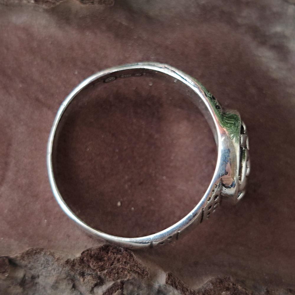 Anello fascia in argento 925 con OM - ANANSOL