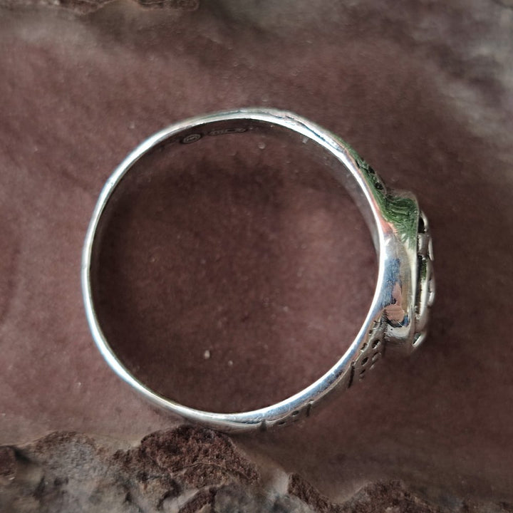 Anello fascia in argento 925 con OM - ANANSOL