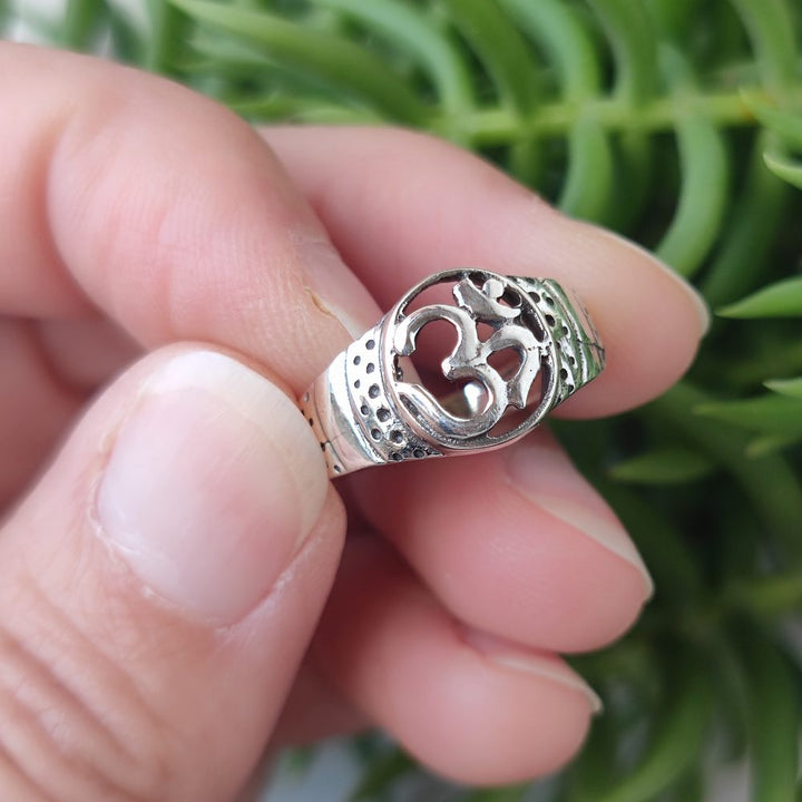 Anello fascia in argento 925 con OM - ANANSOL