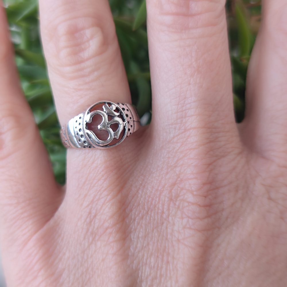 Anello fascia in argento 925 con OM - ANANSOL