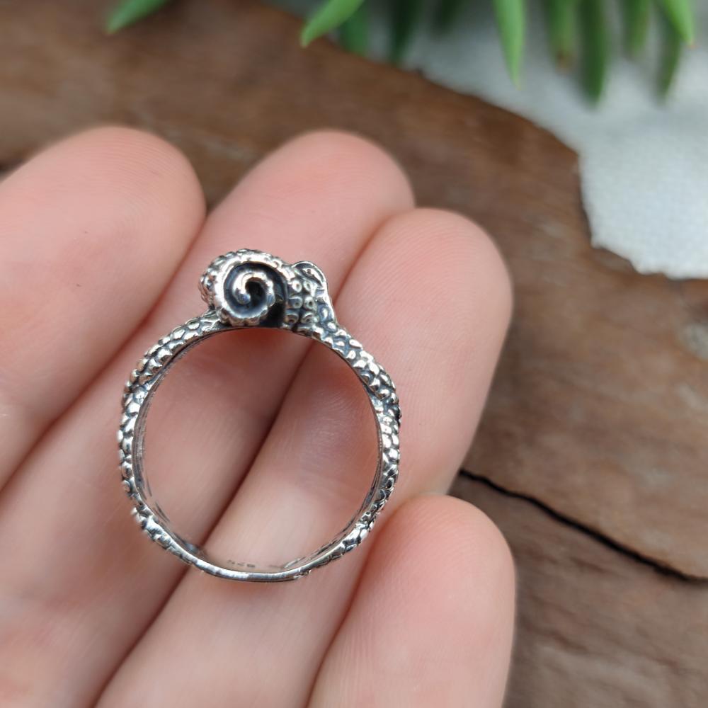 Anello artigianale con polpo in argento 925 - OKTOPASA