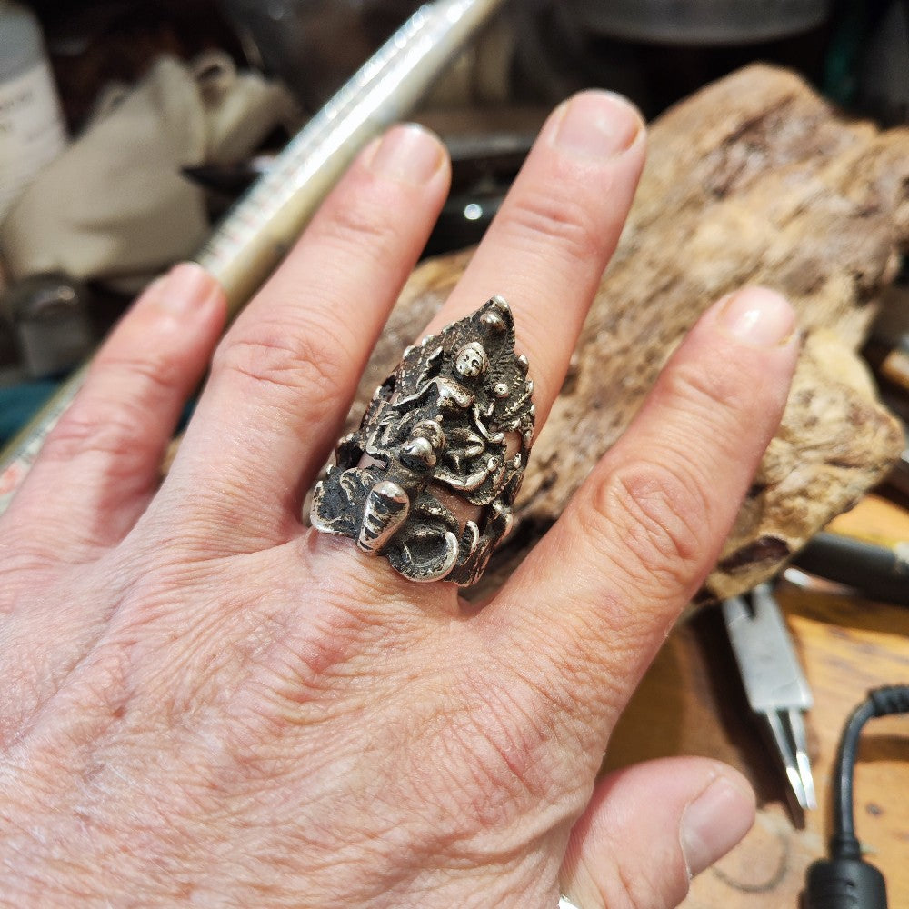 Anello in argento antico con NARAYANA e GARUDA