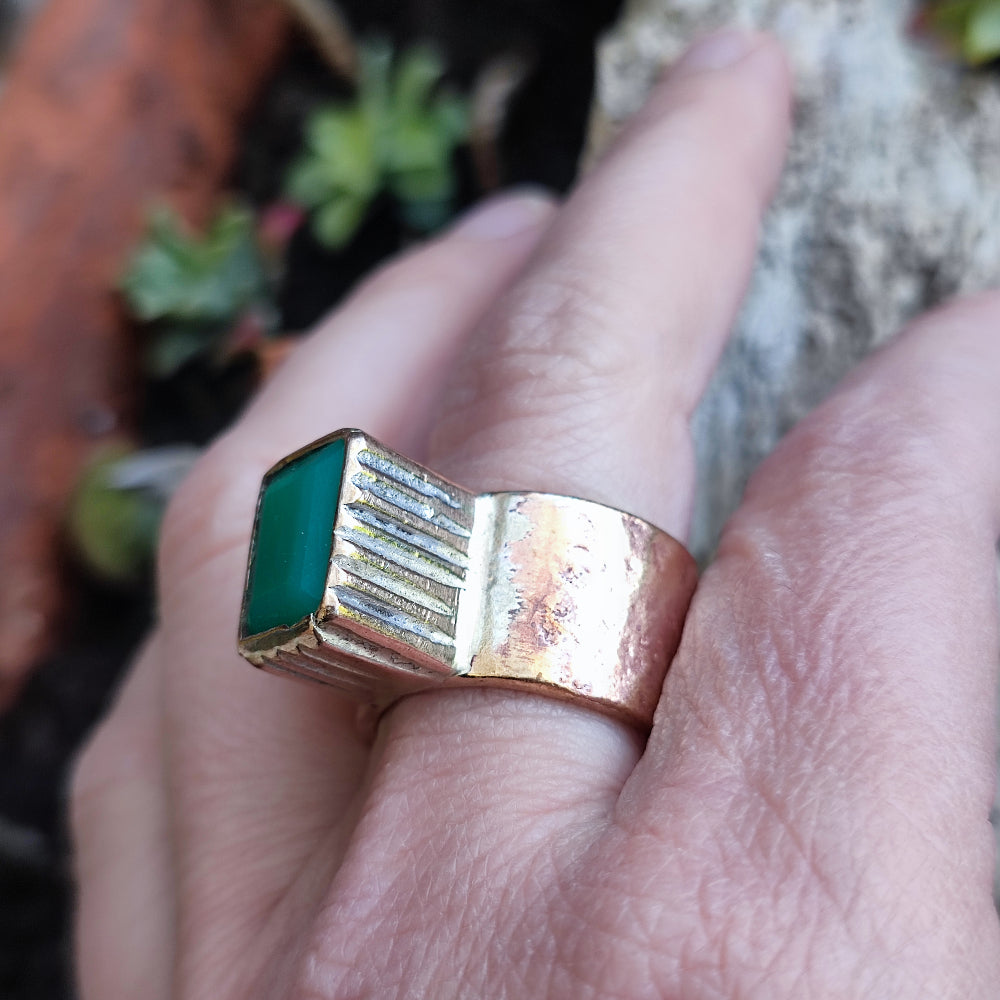 Anello artigianale in bronzo con pietra - DEORI