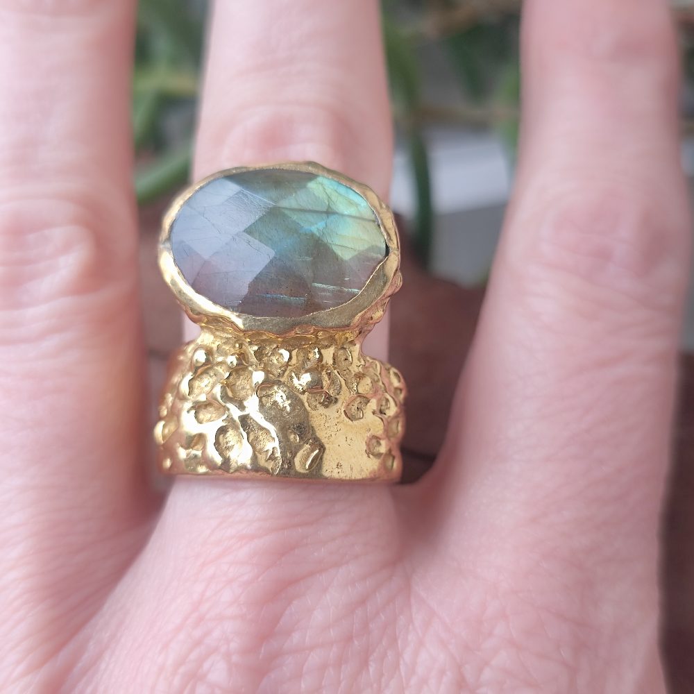ANELLO artigianale con pietra in ottone - APARISHKRIT