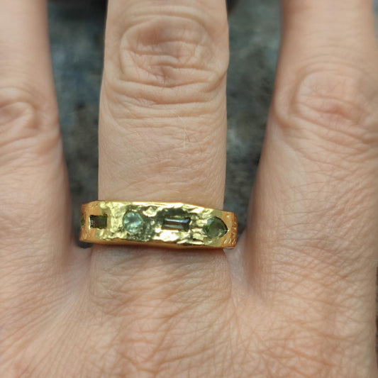 Anello fascia in ottone con peridoto - CHANDRAVA