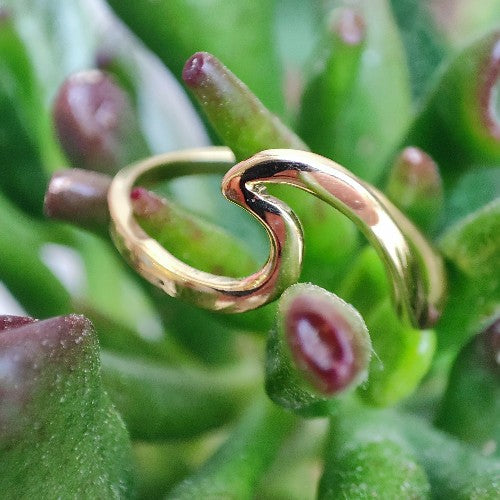 ANELLO fascia sottile in ottone color ORO - ONDA