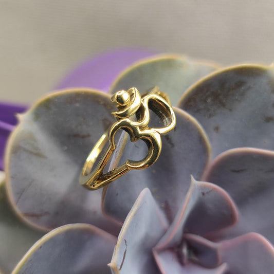 Anello etnico in ottone con mantra OM - DHARMA