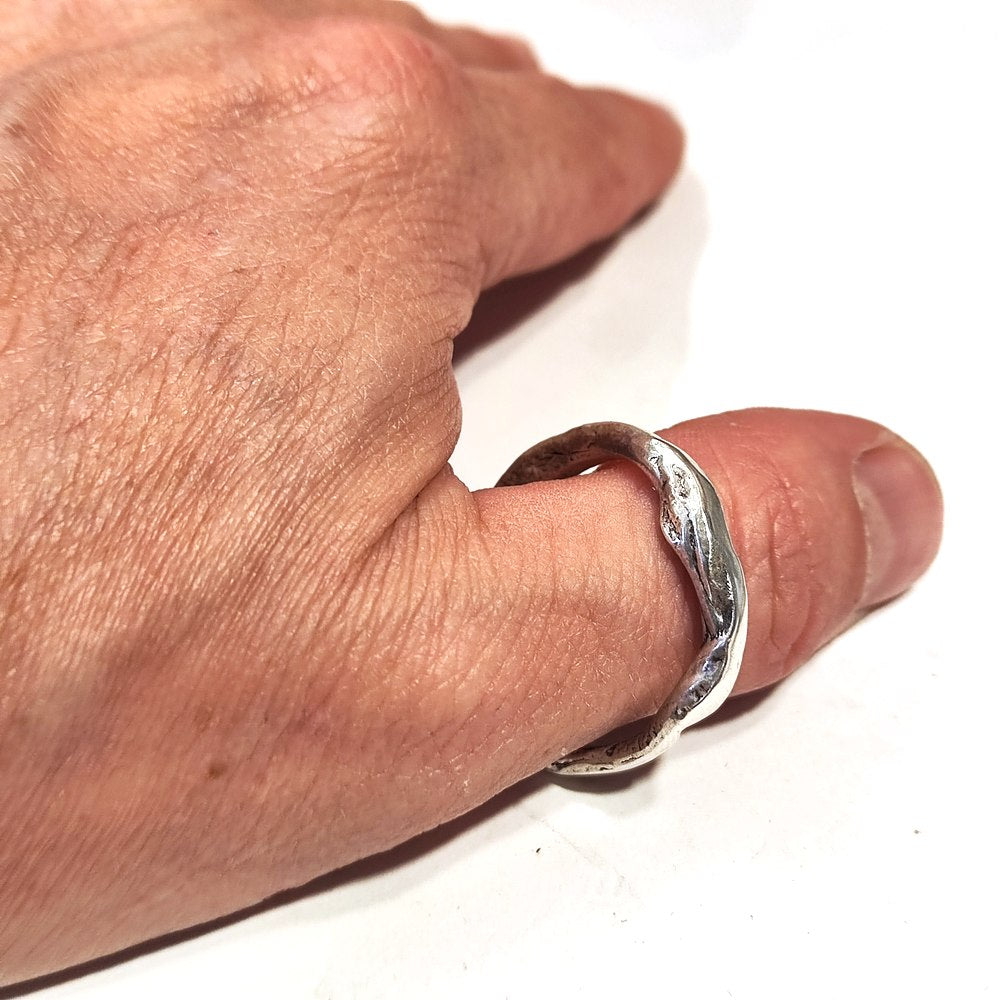 Der SOLOTE-Ring aus Silber für Damen oder Herren misst 38,5