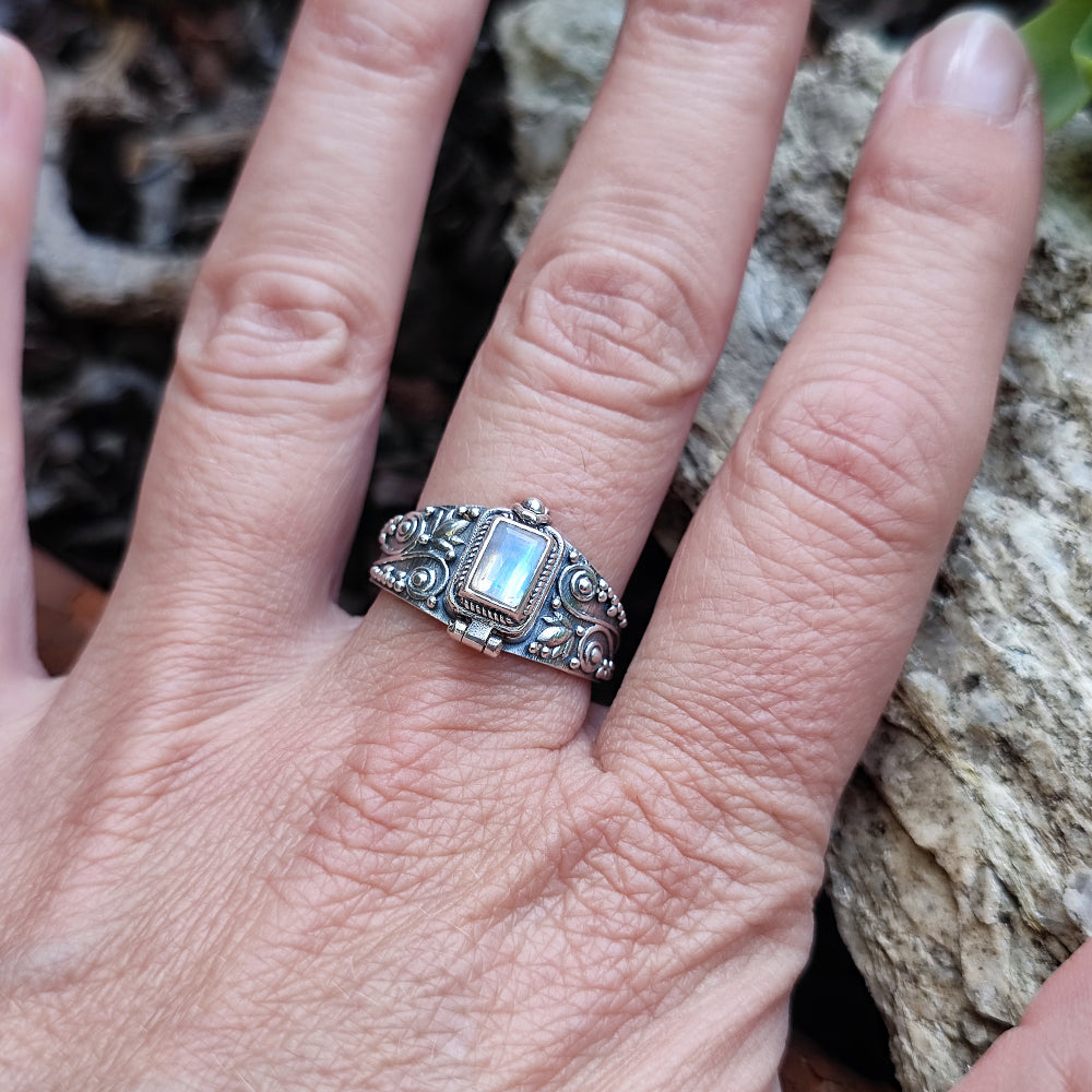Anello veleno con pietra in argento 925 - AKAI