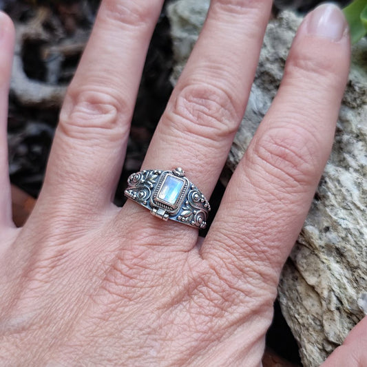 Anello veleno con pietra in argento 925 - AKAI