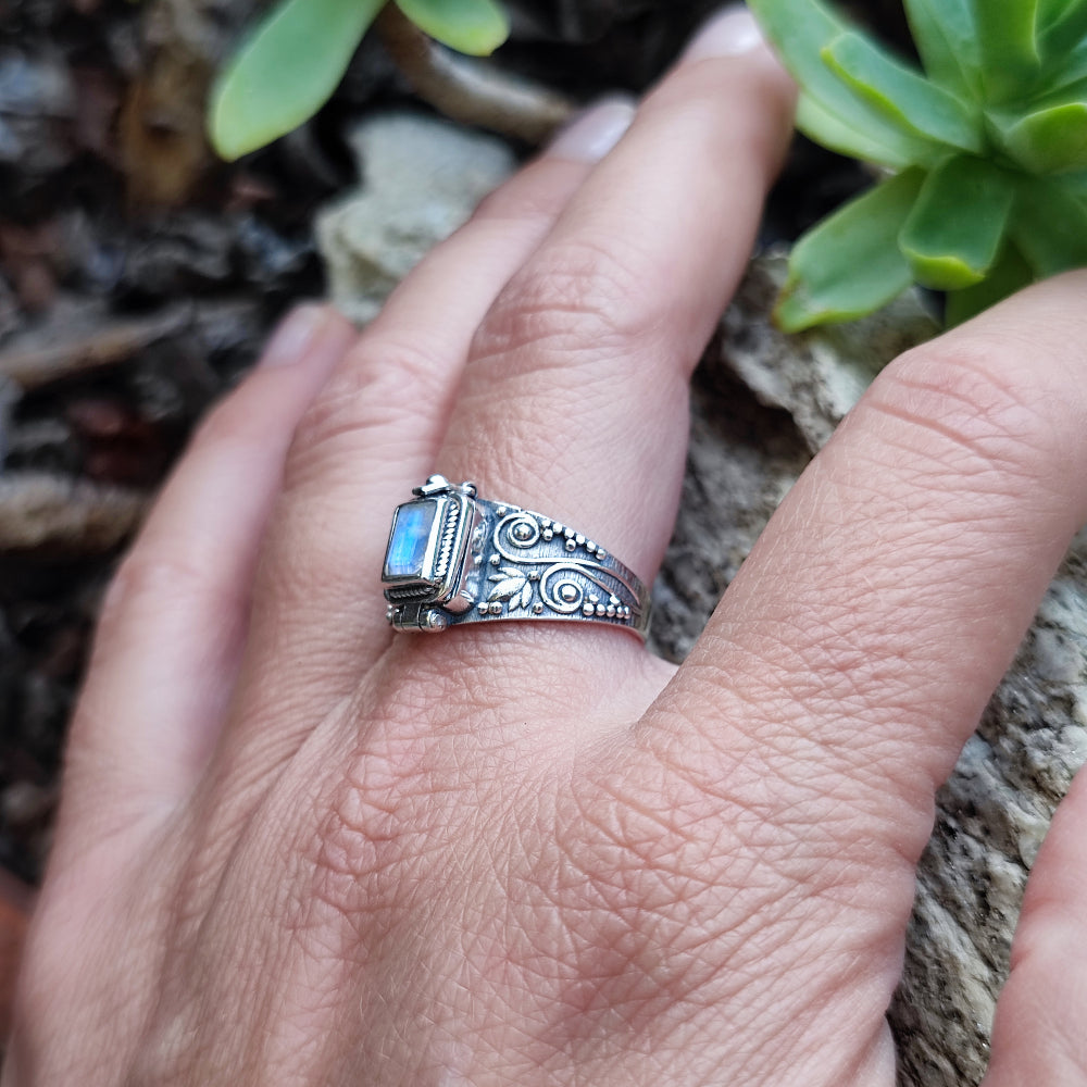 Anello veleno con pietra in argento 925 - AKAI