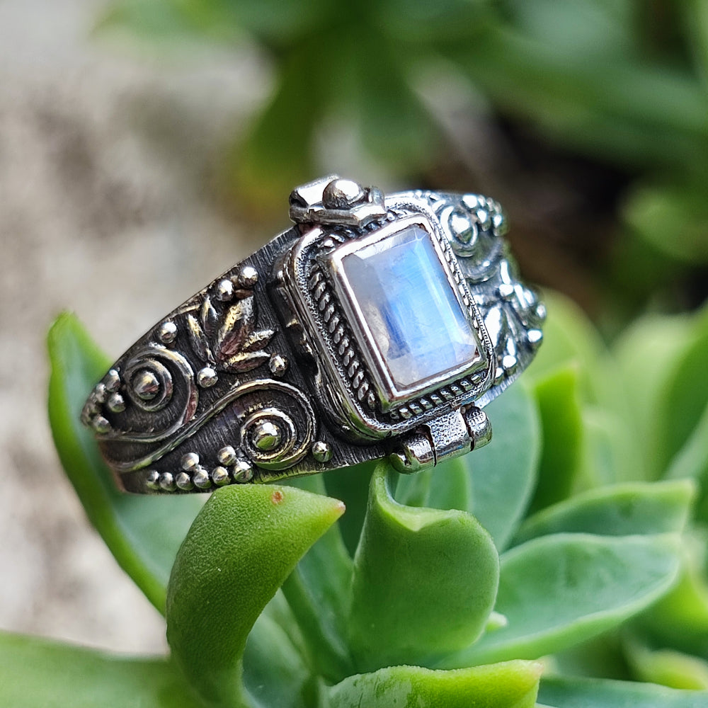 Anello veleno con pietra in argento 925 - AKAI