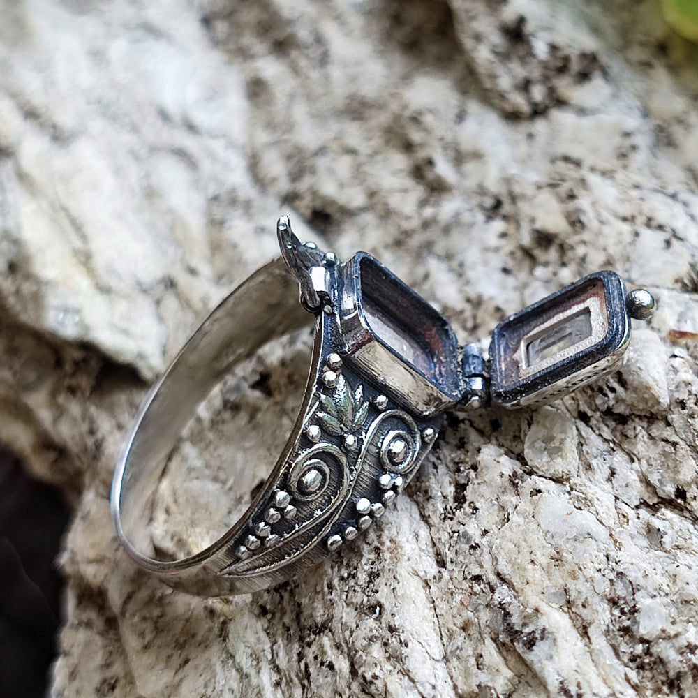 Anello veleno con pietra in argento 925 - AKAI