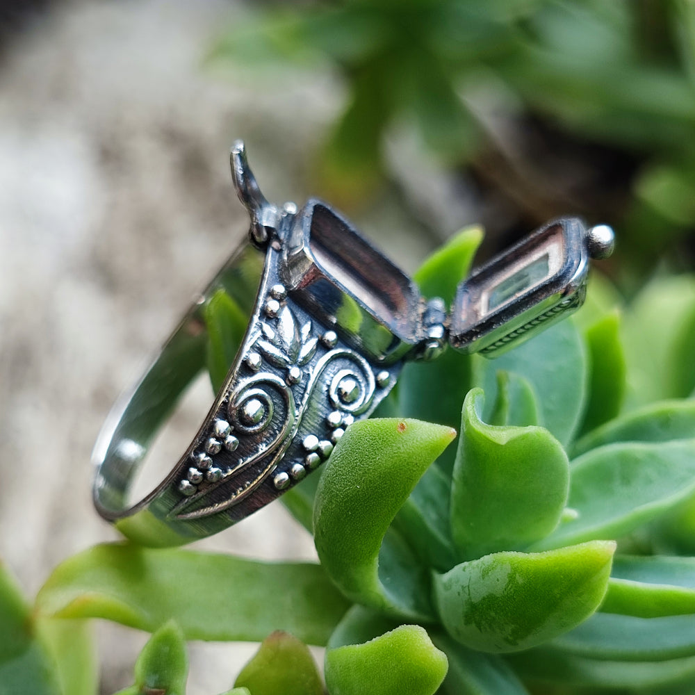 Anello veleno con pietra in argento 925 - AKAI