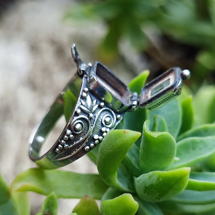 Anello veleno con pietra in argento 925 - AKAI