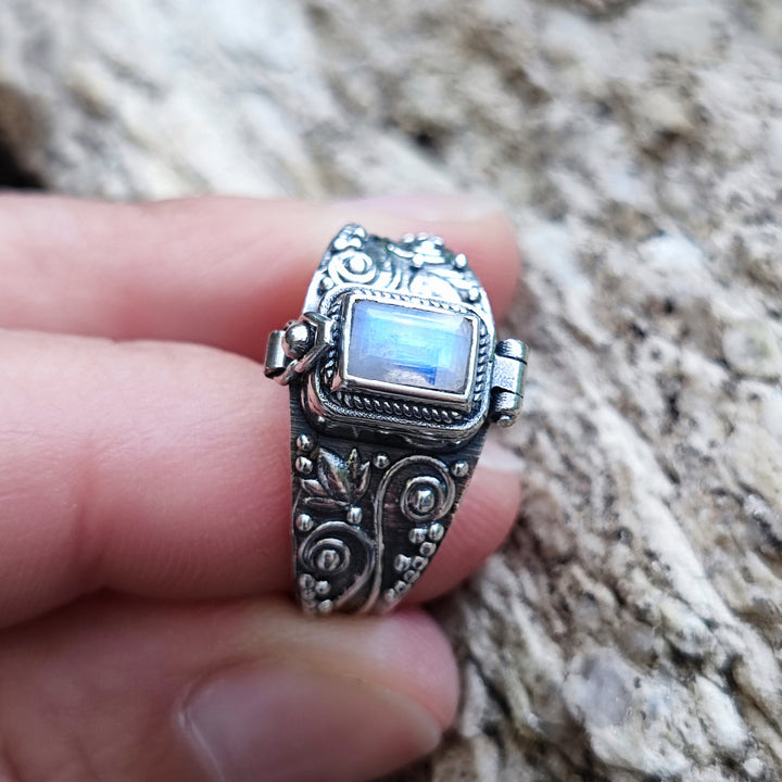 Anello veleno con pietra in argento 925 - AKAI