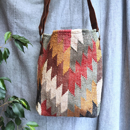 Borsa SEOMI artigianale realizzato con KILIM e Cuoio – immagine2