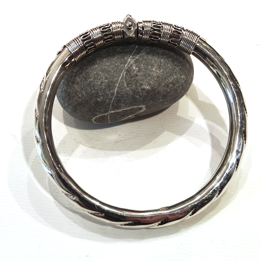 Bracciale NADAMI in Argento Sterling - Bangle in Argento 925 con Design Intricato vista laterale