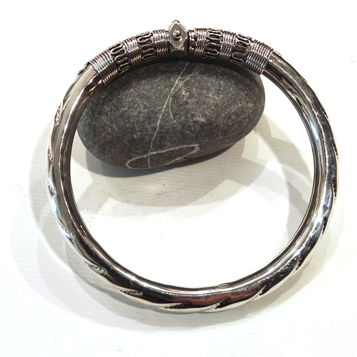 Bracciale NADAMI in Argento Sterling - Bangle in Argento 925 con Design Intricato vista laterale