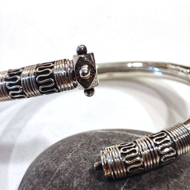 Bracciale NADAMI in Argento Sterling - Bangle in Argento 925 con Design Intricato apertura