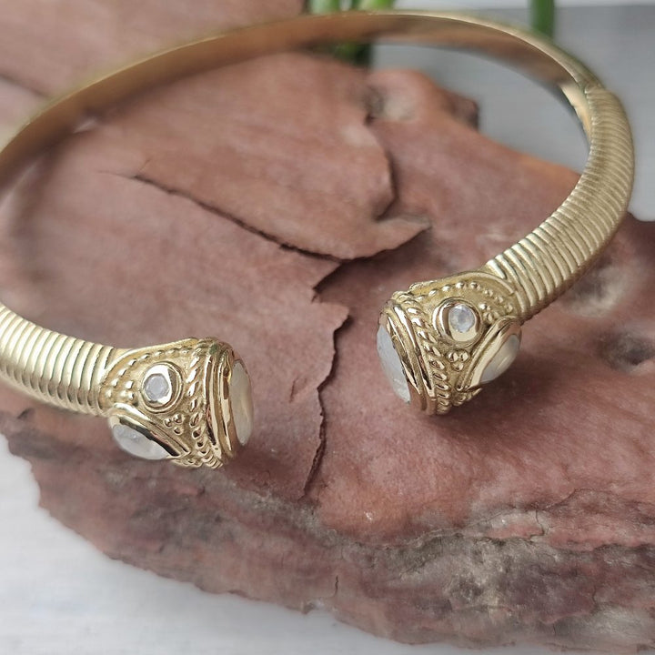 Bracciale rigido in ottone con pietre semipreziose - MOGHUL