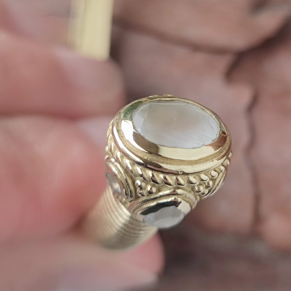 Bracciale rigido in ottone con pietre semipreziose - MOGHUL