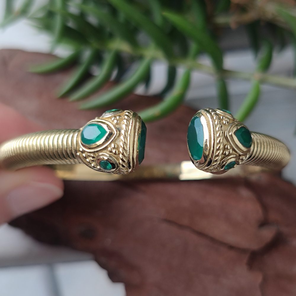 Bracciale rigido in ottone con pietre semipreziose - MOGHUL