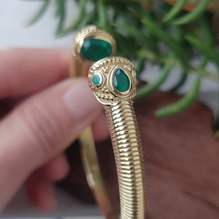 Bracciale rigido in ottone con pietre semipreziose - MOGHUL