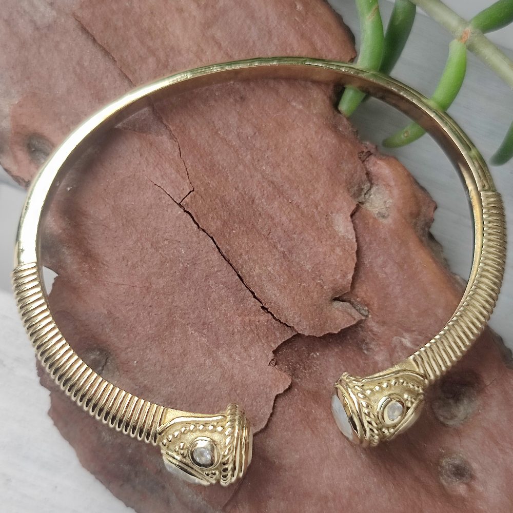 Bracciale rigido in ottone con pietre semipreziose - MOGHUL