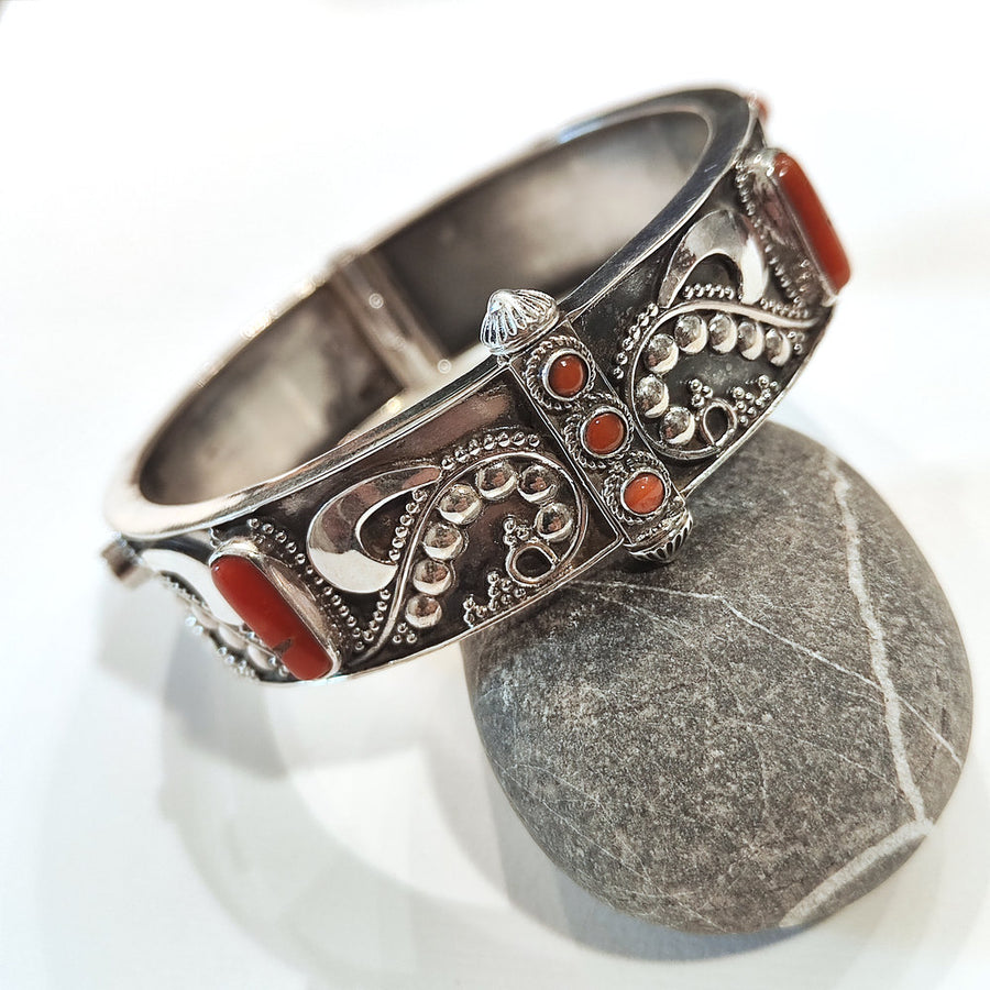 Bracciale NAMAH in Argento 925 con Corallo e Chiusura a Vite