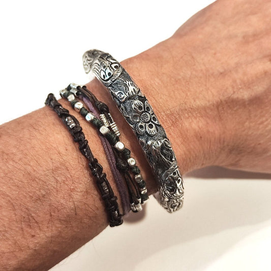 Bracciale rigido etnico LUMERA in argento 925 – Pavone inciso a mano indossato