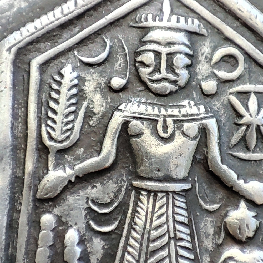 Ciondolo in argento antico con divinità femminile - HINOTA