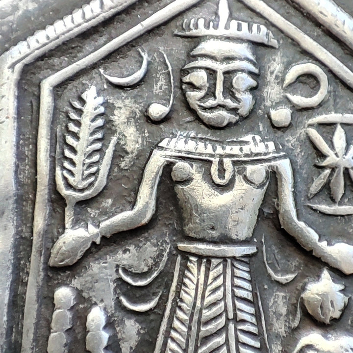 Ciondolo in argento antico con divinità femminile - HINOTA