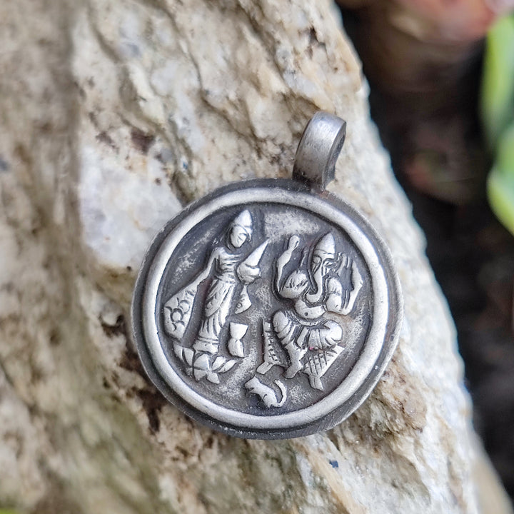 Ciondolo in argento antico con Ganesh e Lakshmi - MASOTIYA