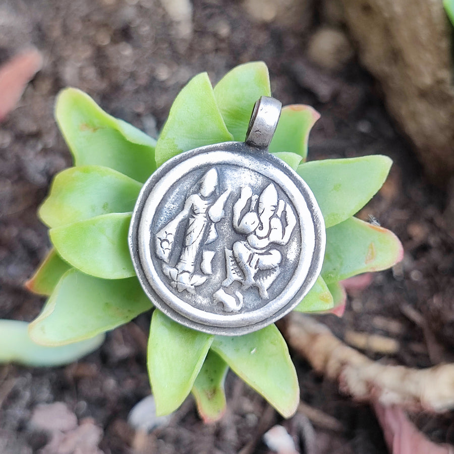 Ciondolo in argento antico con Ganesh e Lakshmi - SEMLIYA