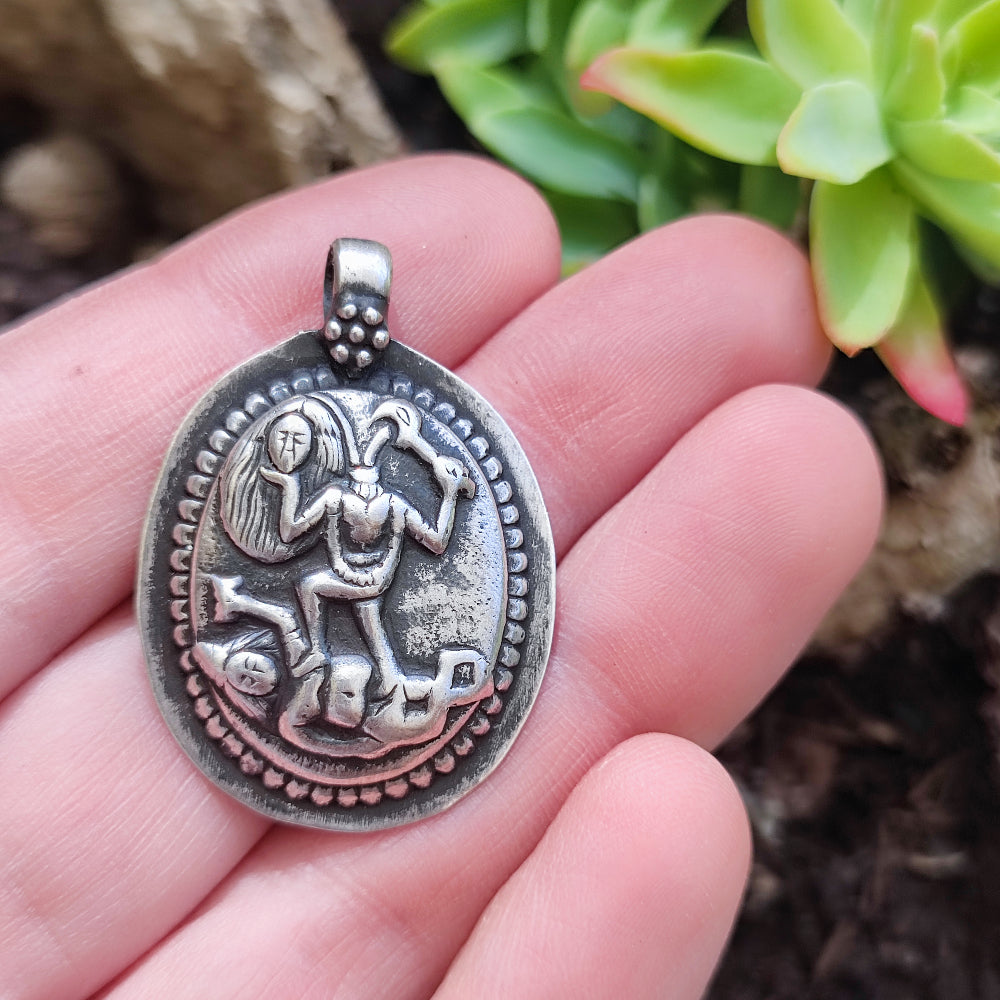 Ciondolo in argento antico con la dea Kali - SURDAHA