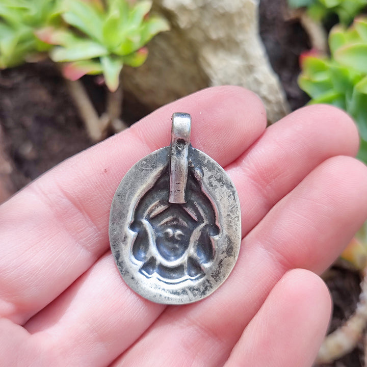Ciondolo in argento antico con divinità - SURYA