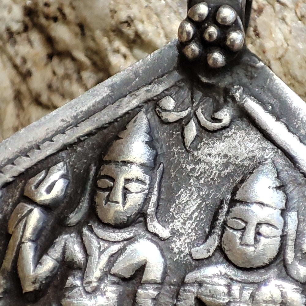 Ciondolo in argento antico con Shiva e Parvati - LUHARGAON