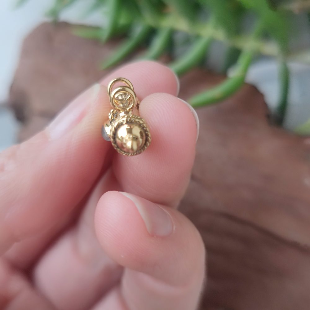 Ciondolo porta preghiere in ottone dorato - MANTRA