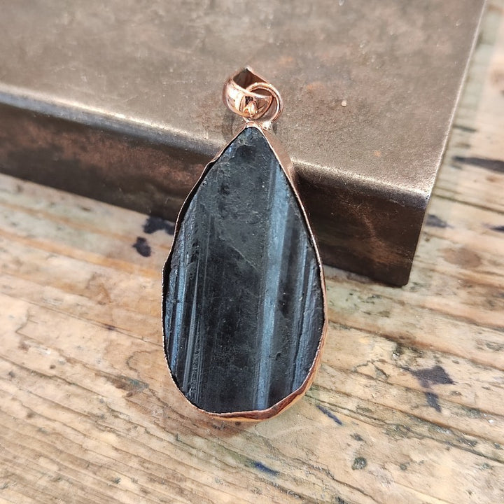 Ciondolo con TORMALINA NERA in rame - BLACK