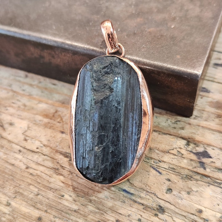 Ciondolo con TORMALINA NERA in rame - BLACK