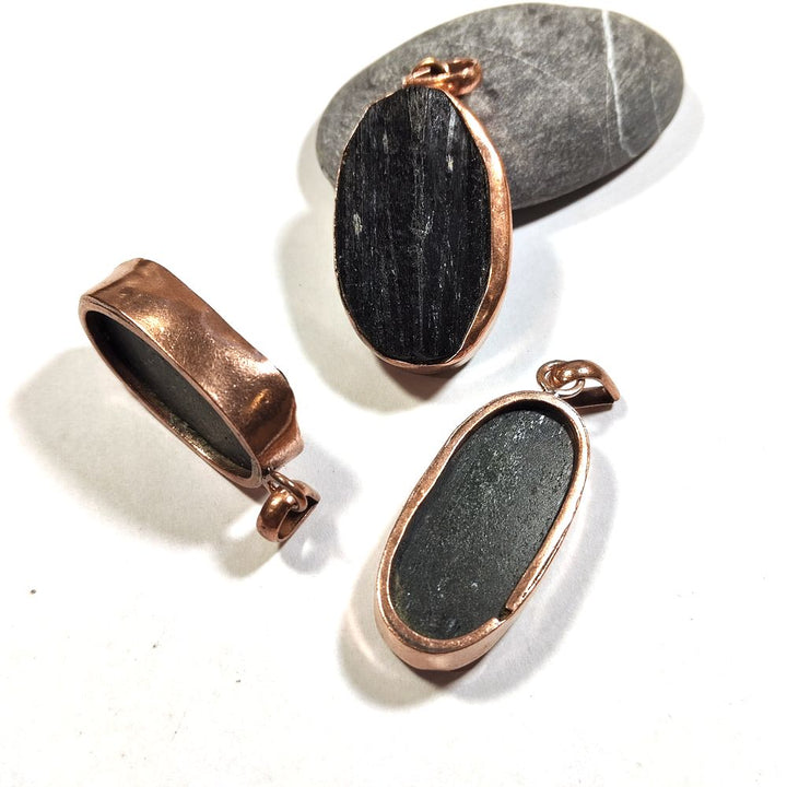 Pendant with BLACK TOURMALINE in copper - BLACK