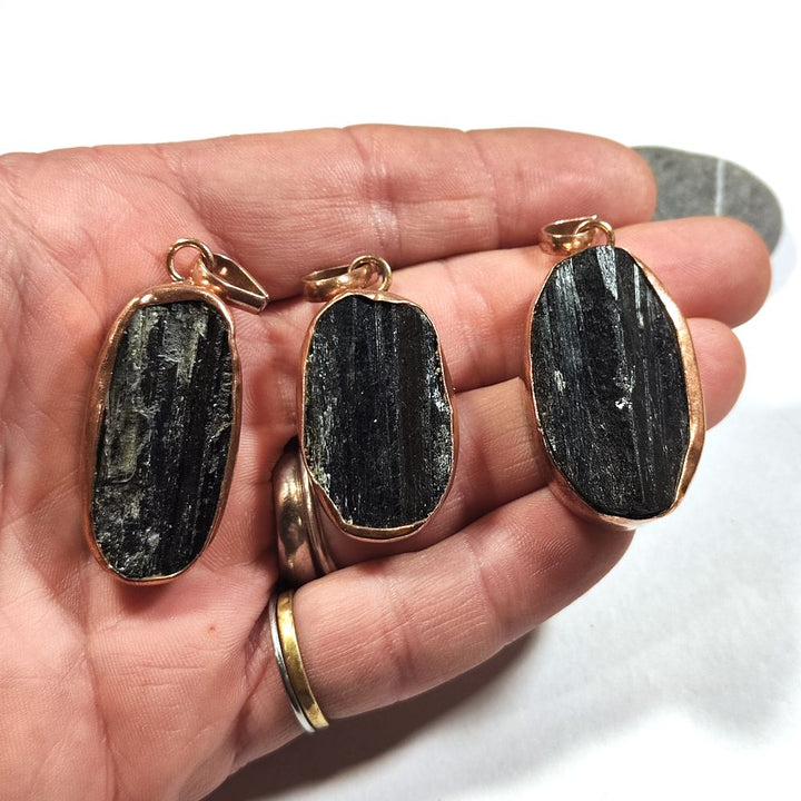 Pendant with BLACK TOURMALINE in copper - BLACK