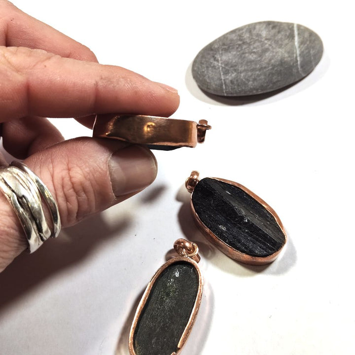 Pendant with BLACK TOURMALINE in copper - BLACK