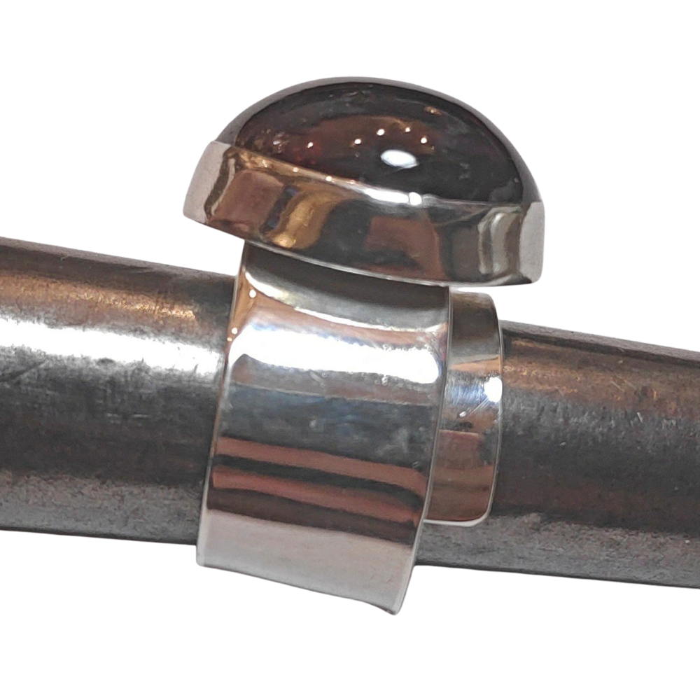 ANELLO con granato stellato e argento