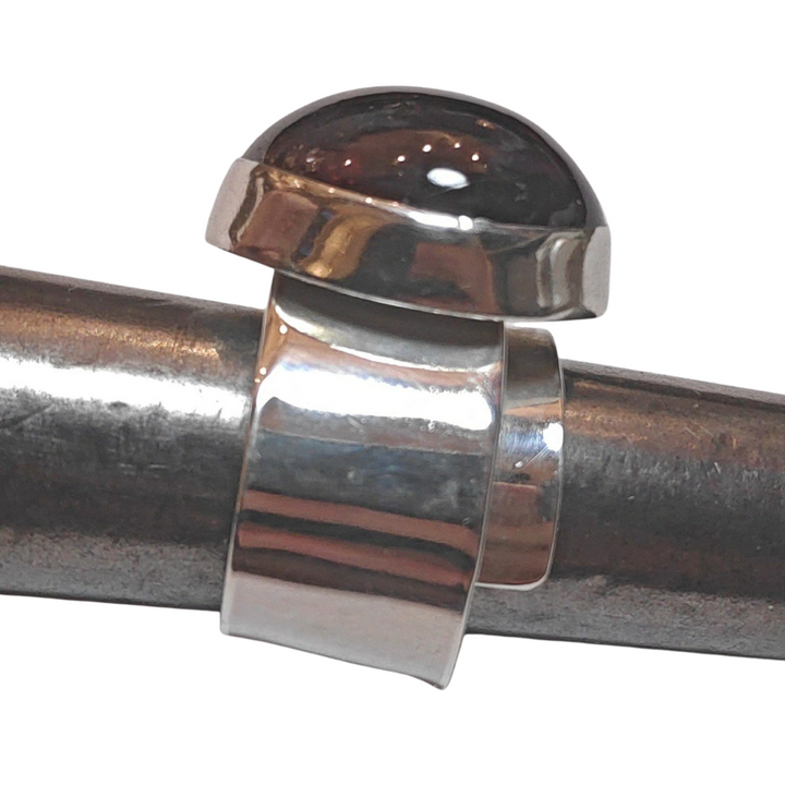ANELLO con granato stellato e argento