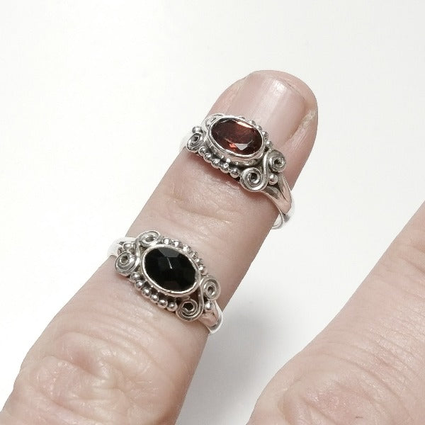 ANELLO artigianalein argento 925 con Onice nero, Granato  | GIOIELLI CON PIETRE